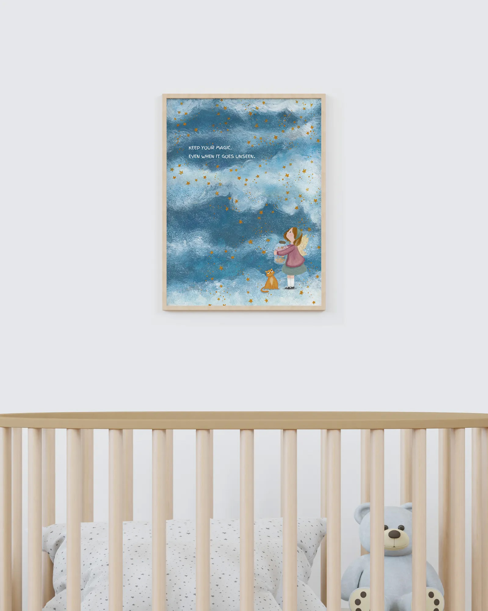 Ilustração infantil em moldura sobre berço em quarto de criança